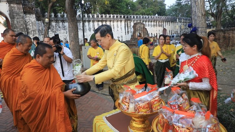 ผู้ว่าฯ ลพบุรี นำเหล่าพสกนิกร นุ่งโจง ห่มสไบ แต่งไทย ทำบุญตักบาตรถวายเป็นพระราชกุศล