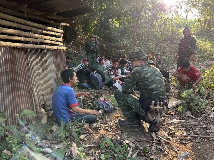 หนุ่มสาวเมียนหนีบังคับเกณฑ์ทหารทะลักชายแดนไทยไม่หยุด