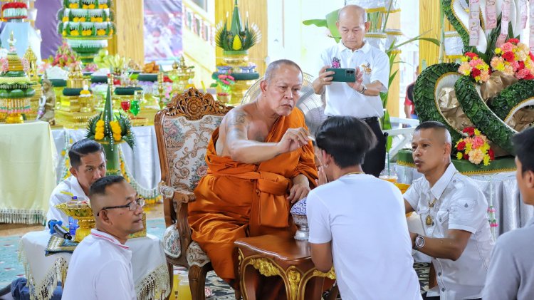 หลวงพ่ออ๊อด เกจิชื่อดังเมืองปทุมฯจัดพิธีไหว้ครูบูรพาจารย์ พลังศรัทธาศิษยานุศิษย์ ร่วมพิธีล้นหลาม