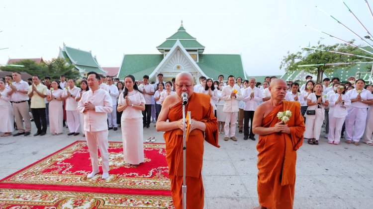 ผู้ว่าปทุมฯพร้อมพุทธศาสนิกชน ร่วมเวียนเทียนวัดโบสถ์เนื่องในวันมาฆบูชา