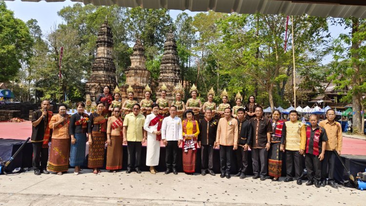 อบต.ปราสาทสืบสานตำนานพันปีประเพณีไหว้พระธาตุตำบลปราสาท