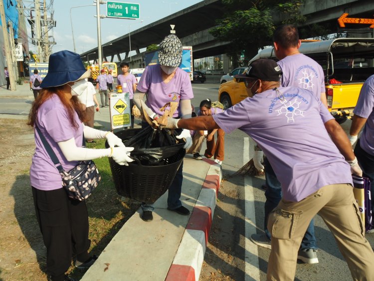 ชาวบางแก้ว รวมพลังจิตอาสาทำความสะอาดถนน ถวายเป็นพระราชกุศล
