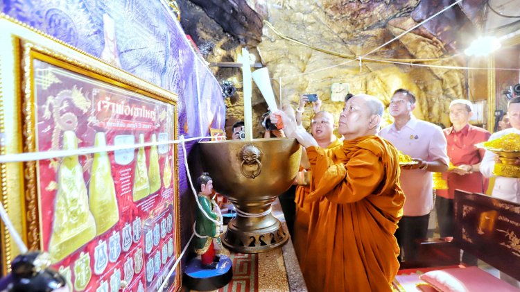 สุดยิ่งใหญ่พิธีปลุกเสกวัตถุมงคลและพิธีไหว้เจ้าพ่อเขาใหญ่ เกาะสีชัง ชลบุรี