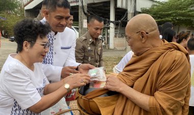 สายธารบุญผู้ว่าฯ-ผู้การตำรวจาร่วมตักบาตรทอดกฐินช่วยซ่อมแซมที่ทำการ สภ.เนินสง่า