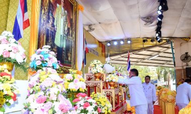 ผู้ว่าฯชลบุรีวางพานพุ่มดอกไม้ถวายราชสักการะเทิดพระเกียรติร.9