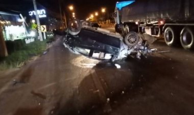 สลด!หนุ่มเมาซิ่งเก๋งหลุดโค้งรถราวเหล็กดับ 1 สาหัส 1