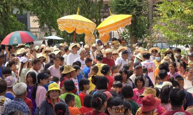 ฮือฮา!เศรษฐีใจบุญบวชลูกชายโปรยทาน 2 แสน แจกข้าวสาร 2.5 พันกก.