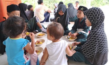 ศูนย์พัฒนาอาชีพฯ มอบอาหารละศิลอด ให้เด็กกำพร้าและด้อยโอกาส จชต. ทำเด็กกำพร้าซึ่งใจ ขอบคุณ