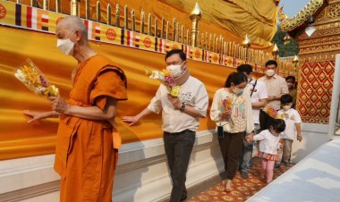 “ทักษิณ” พาครอบครัว สักการะครูบาศรีวิชัย-ขึ้นพระธาตุดอยสุเทพ