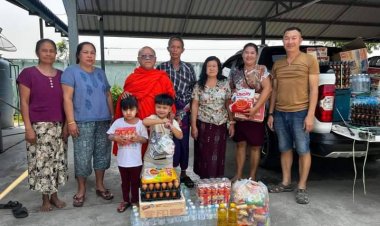 'ครูบากริ่ง'มอบเครื่องอุปโภคบริโภคให้ญาติโยมบ้านก้วยส้านเหยื่อหนีภัยสงครามเมียนมา