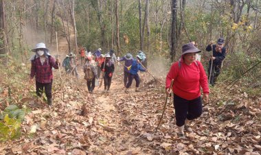 น่าน - ห้วยโก๋น  - น้ำพาง  ขานรับนโยบายเข้มข้น "ปัองกันไฟป่า"  ร่วมใจเดินขึ้นเขาทำแนวกันไฟ พร้อมรณรงค์ ห้ามเผา 47 วัน