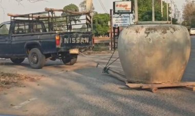 ทำให้โลกจำ!คุณตาวัย 73 ใช้ไม้ยูคาผูกรถกระบะย้ายโอ่งไม่ง้อช่าง