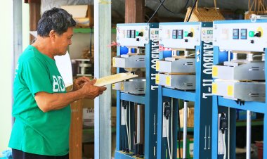 ชวนใช้ “จานใบไม้” ช่วยให้ “โลกยิ้ม”