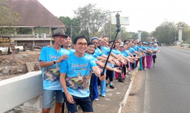 แห่เซลฟี่สะพานท่าสงกรานต์ข้ามแม่น้ำมูลโคราช อายุกว่า 50 ปี ก่อนรื้อสร้างใหม่