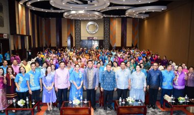 ปลัดมหาดไทยมอบโล่เชิดชูเกียรติสตรีภาคกลางที่มีผลงานดีเด่น เนื่องในงานวันสตรีสากล