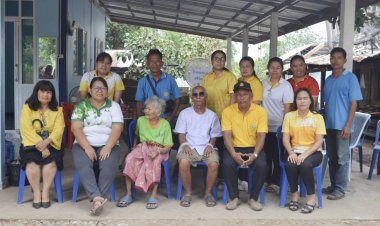 นายกอบต.สะพุงนำคณะมอบถุงยังชีพให้กับลูกบ้านประสบอัคคีภัย