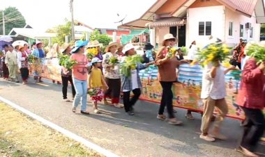 ชาวบ้านโคราชร่วมแห่พระอุปคุต งานประเพณีบุญผะเหวด