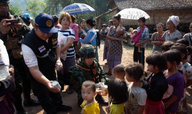 ฉก.ราชมนูร่วมตำรวจ-เอกชน รุดช่วยเหลือผู้หนีภัยสงครามเมียนมาที่บ้านทีกะเปอร์ อุ้มผาง