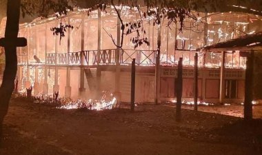 ชาวศรีสะเกษรุมสาปแช่ง-ประนามคนร้ายลอบวางเพลิงโรงเรียนร้างวอดทั้งหลัง