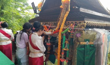 คอหวยไม่พลาดแห่ส่อง "เลขเด็ด"หลัง พ่อจ้ำ ถ่ายภาพติดคล้ายเศียรพญานาคเกาะคำชะโนด