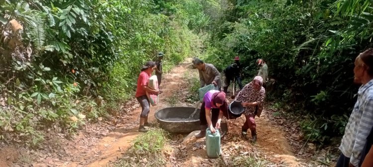 คนนราฯรวมพลังสร้างถนนให้ชาวบ้านสัญจรกรีดยางหินลานงามตาชี