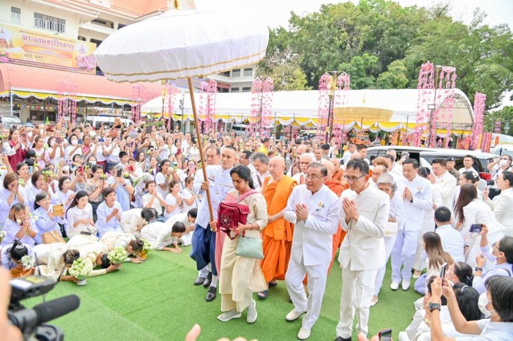 พุทธบริษัทอำนาจเจริญแห่ร่วมอัญเชิญพระบรมสารีริกธาตุประดิษฐานที่อุบลราชธานี