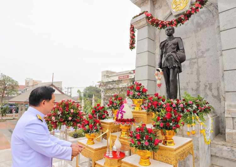 พ่อเมืองปทุมฯ บวงสรวงสักการะบรมราชานุสาวรีย์พระพุทธเจ้าหลวง ครบรอบ 122 ปี สถาปนาเมืองธัญญบูรี