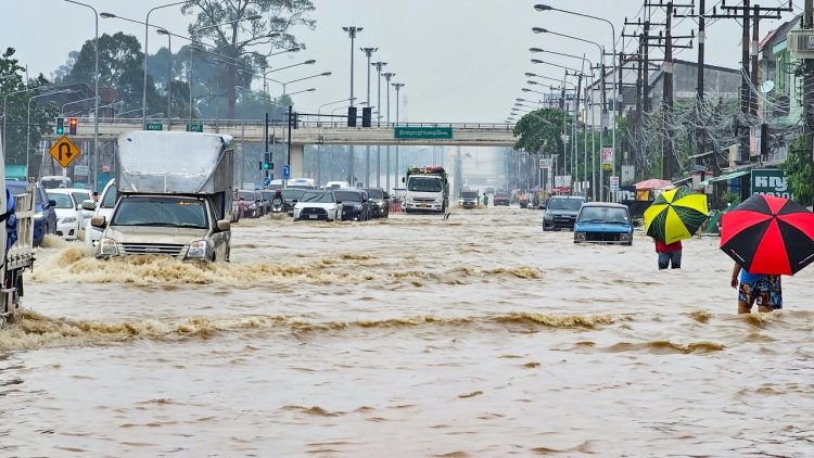 ฝนถล่มสัตหีบจมบาดาลฉับพลัน ถนนสุขุมวิทรถติดหนึบ