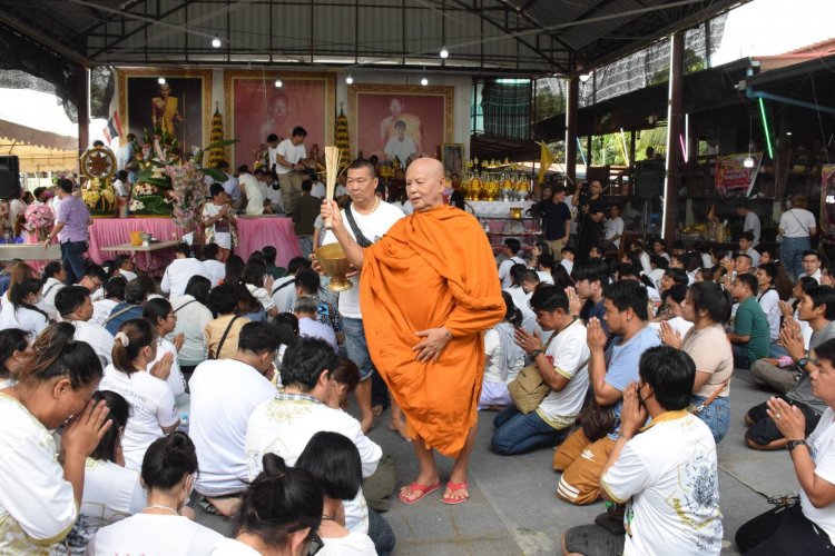 คลื่นลูกศิษย์นับพันร่วมพิธีไหว้ครู"หลวงปู่หน่าย" วัดบ้านแจ้ง