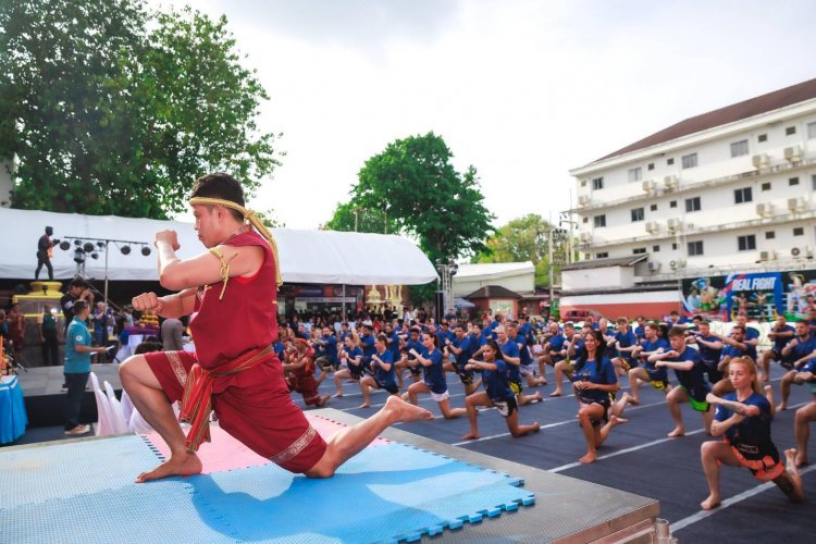 เกาะสมุย รวมพลคนมวยต่างชาติร่วมไหว้ครูมวยไทย "วันนายขนมต้ม"