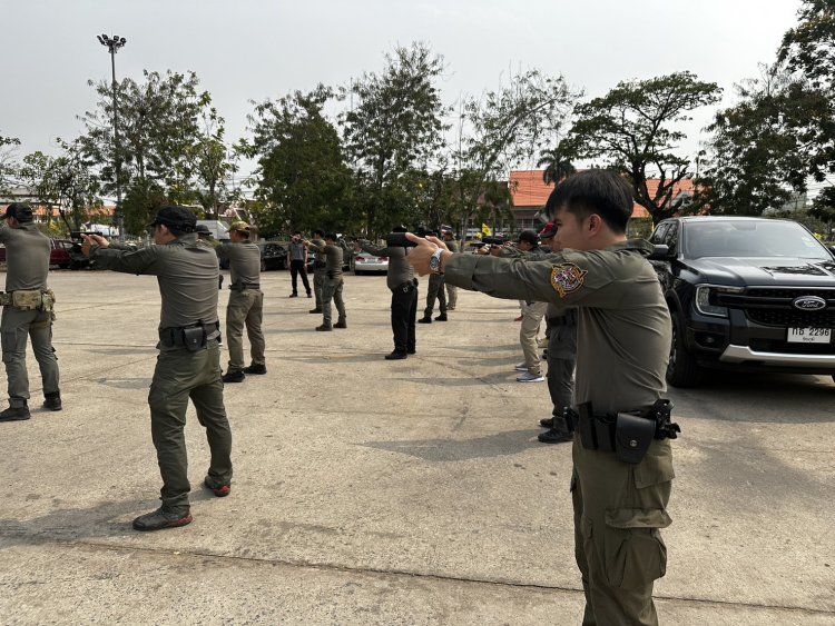 ตำรวจชัยภูมิฝึกซ้อมท่าทางการใช้อาวุธตามหลักยุทธวิธีและความปลอดภัย