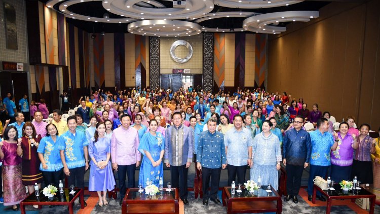 ปลัดมหาดไทยมอบโล่เชิดชูเกียรติสตรีภาคกลางที่มีผลงานดีเด่น เนื่องในงานวันสตรีสากล