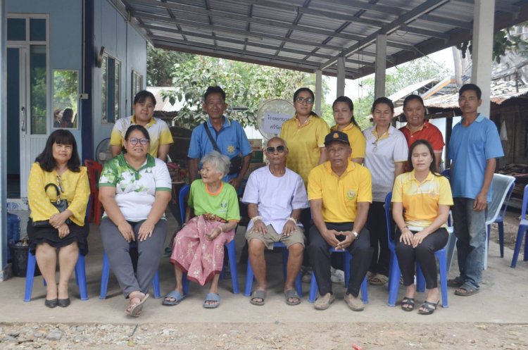 นายกอบต.สะพุงนำคณะมอบถุงยังชีพให้กับลูกบ้านประสบอัคคีภัย