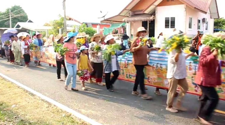 ชาวบ้านโคราชร่วมแห่พระอุปคุต งานประเพณีบุญผะเหวด