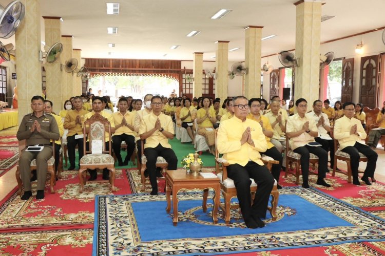 พสกนิกรอำนาจเจริญพร้อมใจเจริญพระพุทธมนต์เฉลิมพระเกียรติถวายพระพรชัยมงคลแด่ในหลวง