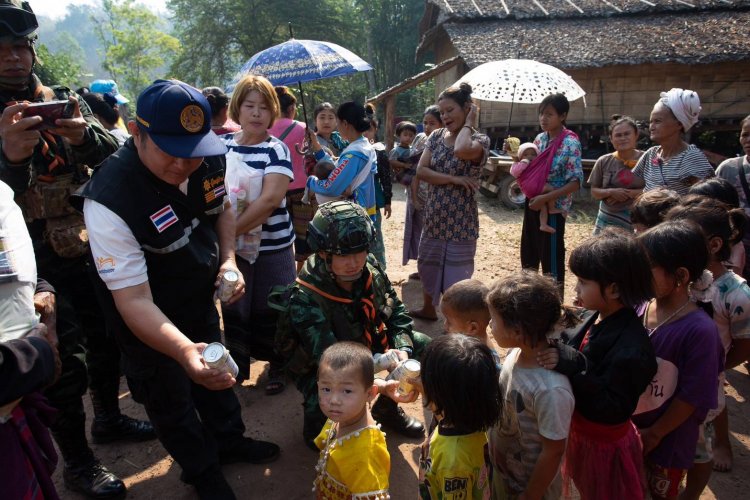 ฉก.ราชมนูร่วมตำรวจ-เอกชน รุดช่วยเหลือผู้หนีภัยสงครามเมียนมาที่บ้านทีกะเปอร์ อุ้มผาง