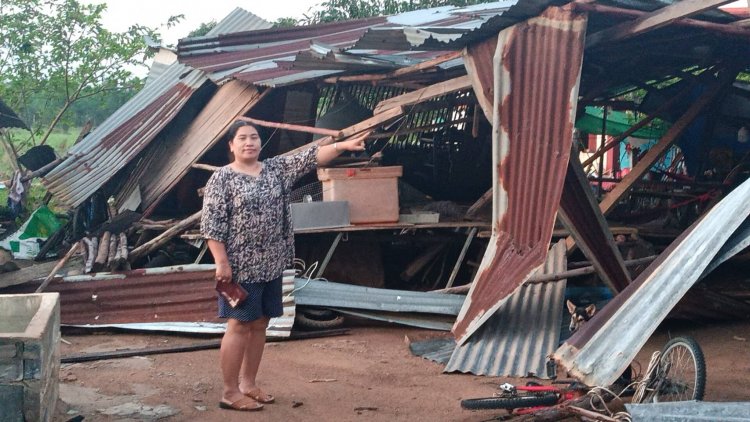 พายุหมุนถล่ม 4 หมู่บ้านกบินทร์บุรี บ้านเรือนพังยับ 22 หลัง เร่งช่วยเหยื่อไร้ที่อยู่อาศัย