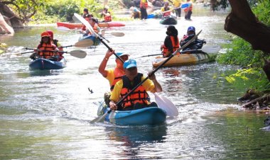 ตำรวจโคราชรวมพลังทำความสะอาดบ่อน้ำผุดเขาใหญ่-ลำตะคอง
