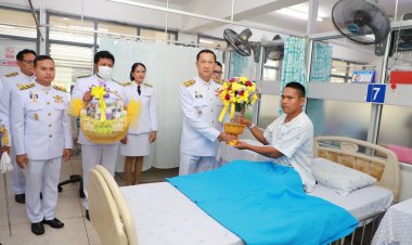 ในหลวง-ราชินี โปรดเกล้าฯพระราชทานแจกันดอกไม้และตะกร้าสิ่งของมอบกำลังพลเหยื่อไฟใต้