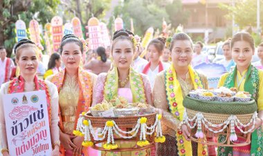 พ่อเมืองปทุมฯเปิดงาน“ข้าวแช่แก้ร้อน แต่งมอญวิถีปทุม”โชว์อัตลักษณ์ชาวไทยเชื้อสายรามัญ
