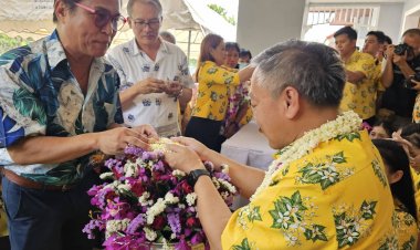 แห่รดน้ำขอพร ผู้ว่าฯ –นายก อบจ. ปราจีนบุรีก่อนหยุดยาวสงกรานต์
