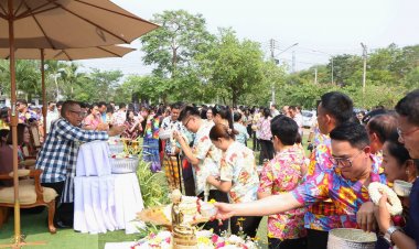 ชาวอำนาจเจริญพร้อมใจสรงน้ำพระเพื่อความเป็นสิริมงคลเนื่องปีใหม่ไทย