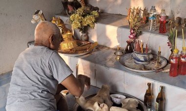 พ่อเฒ่าวัย 80 หิ้วหัวหมูแก้บนปู่สางหลังลูกชายได้งานทำ ไม่พลาดขอเลขเด็ด