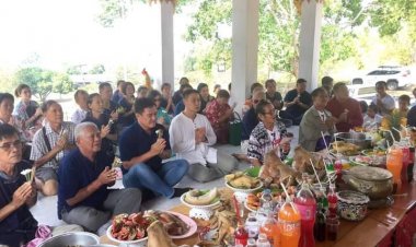 นายอำเภอท่าสองยางนำชาวบ้านบวงสรวงดำหัวเจ้าพ่อโขกขละสืบสานประเพณีสงกรานตื