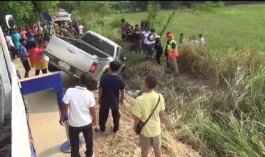 หนุ่มใหญ่เมาหนักขับกระบะเสียหลักหลุดโค้งพลิกคว่ำประตูหนีบดับคารถ