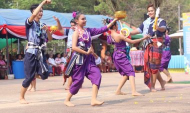 อลังการแสดงศิลปวัฒนธรรม เล่าเรื่องวันสงกรานต์ สืบสานปีใหม่ไทยคนอำนาจเจริญสู่สายตาโลก