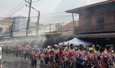 สงกรานต์ปราจีนบุรีคึกคัก เช้า นักท่องเที่ยวแห่ทำบุญ ตักบาตร เสริมมงคลชีวิต บ่ายสาดน้ำเล่นสงกรานต์สนั่นเมือง