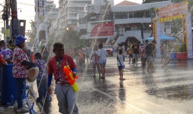 “ เล่นน้ำ กินหมู ดูฟ้อนรำ  วัฒนธรรม ลุ่มน้ำโขง ”  สีสันวันสงกรานต์มุกดาหาร