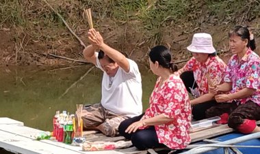 เซียนหวยแห่ขอพร ขอโชคลาภ ส่องเลขเด็ดปู่ย่าพญานาคกลางทุ่งนา