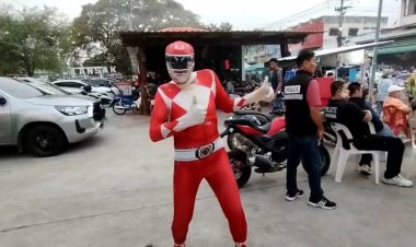 ตำรวจแต่งชุดสไปเดอรืแมนสร้างสีสันสงกรานต์ลานสักคึกคัก